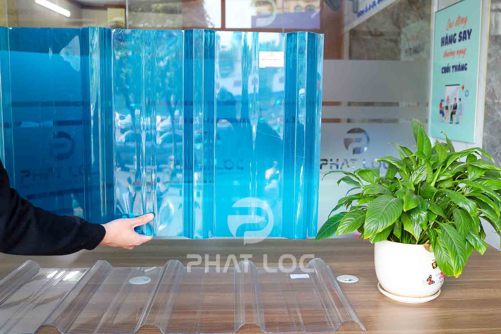 tam-nhua-lay-sang-polycarbonate-6-song Tấm nhựa lấy sáng Polycarbonate 6 sóng
