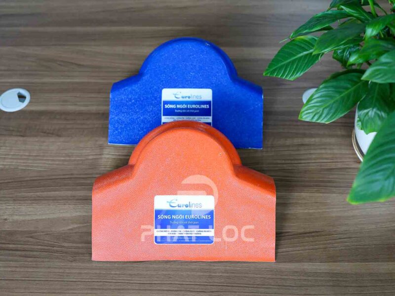 Plastic roof tile corner panels