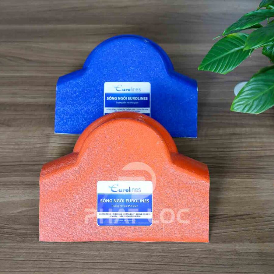 Plastic roof tile corner panels