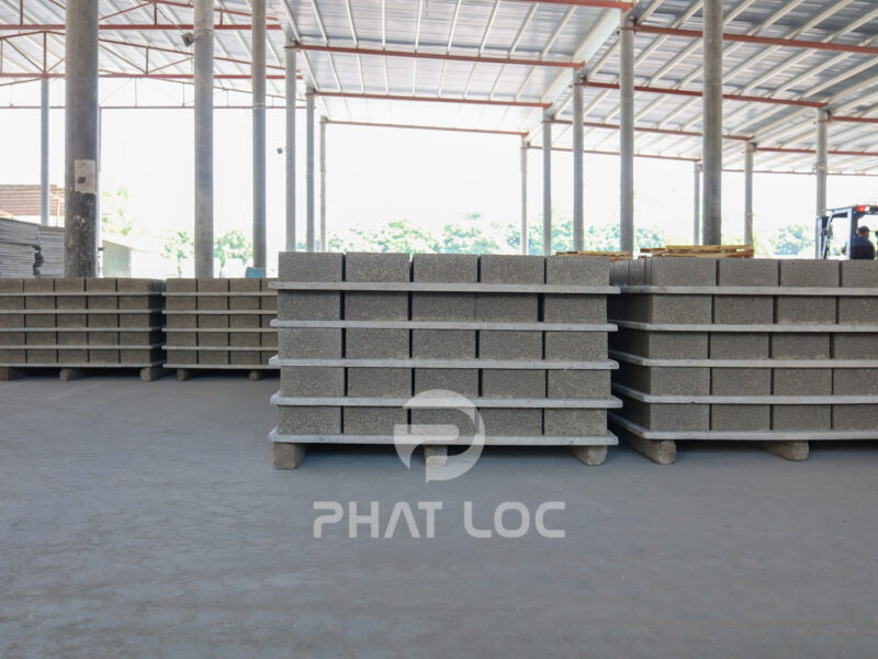 Pallet Nhựa PP Phát Lộc | Siêu Nhẹ, Siêu Dai, Tiết Kiệm Chi Phí Sản Xuất Gạch Không Nung 9 Ton ngoi nhua ky thuat PVC PP 1110