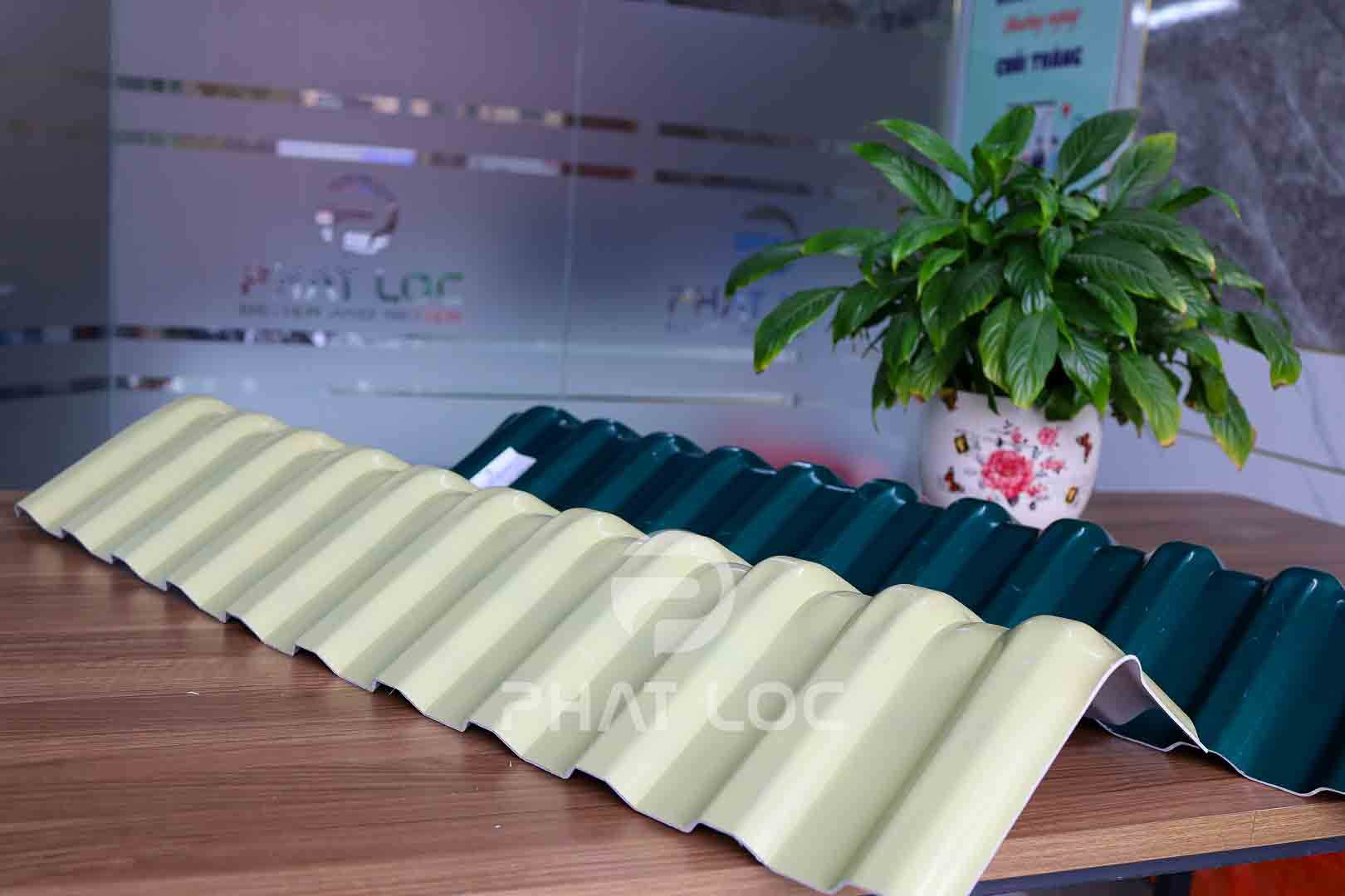 Úp nóc tôn nhựa - Phụ kiện tấm lợp PVC Úp nóc tôn nhựa - Phụ kiện tấm lợp PVC