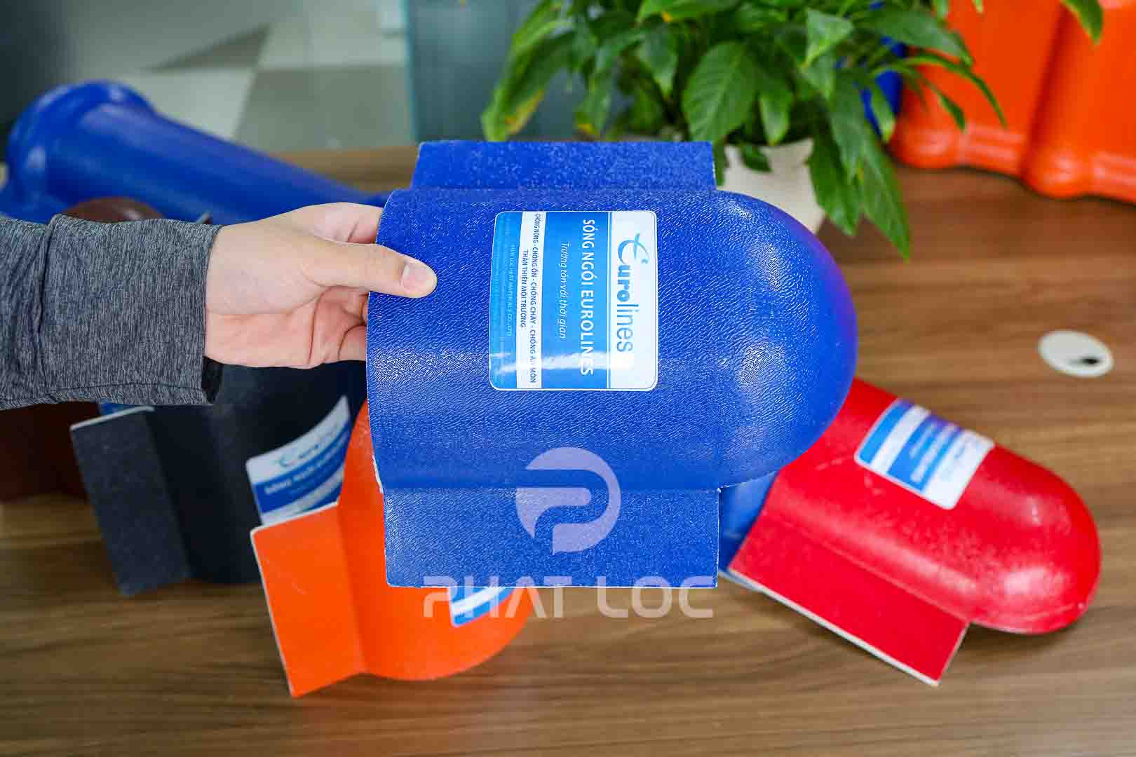 Tấm úp đuôi mái ngói nhựa – Phụ kiện nhựa giả ngói Eurolines Tấm úp đuôi mái ngói nhựa – Phụ kiện nhựa giả ngói Eurolines