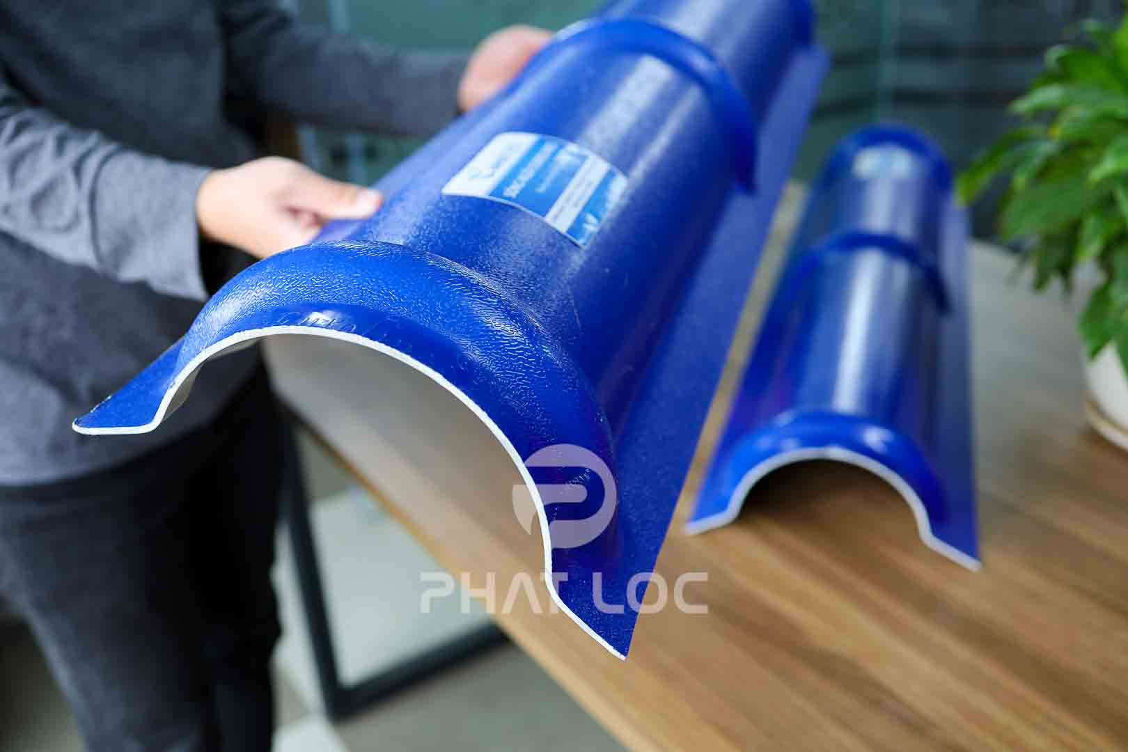 Tấm úp sườn mái ngói nhựa - Phụ kiện nhựa giả ngói Eurolines