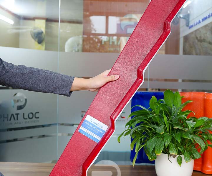 Tấm úp Tường viền trái phải mái ngói nhựa