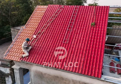 So Sánh 6+ Tiêu Chí Tổng Thể Giữa Nhựa Giả Ngói Và Nhựa Truyền Thống: Loại Nào Tốt Hơn?