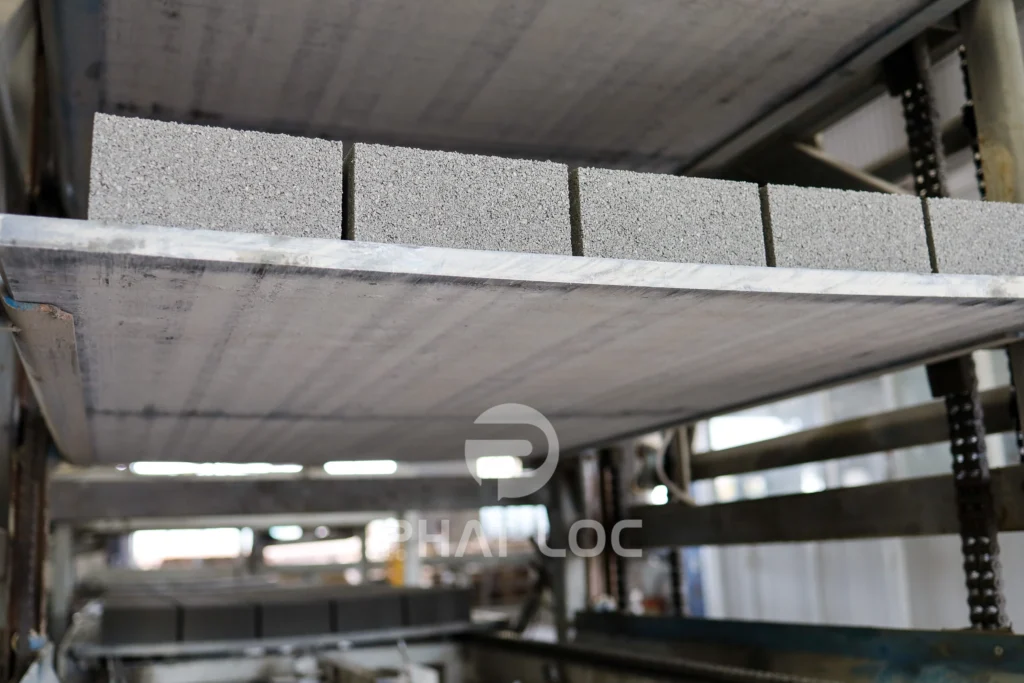 Máy Ép Gạch Block Nên Dùng Pallet Nhựa Hay Pallet Gỗ?