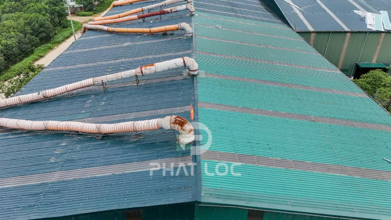 Dự Án Lắp Đặt 2.000m² Tấm Lợp Super Eurolines Cho Nhà Máy Phân Bón Hữu Cơ Tại Tỉnh Hòa Bình, Việt Nam 4 Quá trình thi công nhanh chóng – Giao hàng tận nơi vùng núi Hòa Bình
