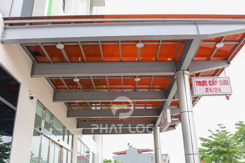 Dự Án Lắp Đặt 400m² Mái Che Polycarbonate Đặc Ruột 10mm Màu Nâu Trà Cho Sảnh Chờ Và Hầm Để Xe Tại Bệnh Viện Tại Bắc Giang, Việt Nam 4 Lý do chọn tấm nhựa lấy sáng Polycarbonate đặc ruột 10mm màu nâu trà