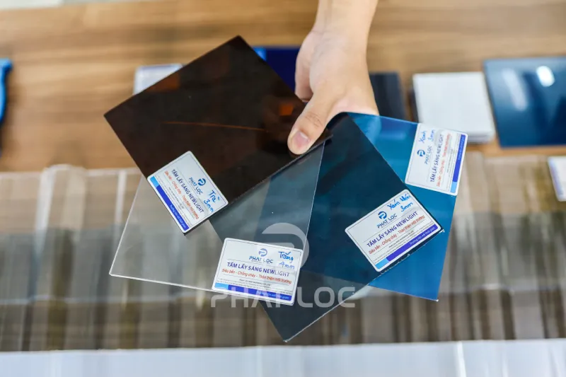 Tôn Nhựa Lấy Sáng Loại Nào Tốt? Polycarbonate, Composite, FRP Hay Acrylic? 2 Tôn nhựa Polycarbonate