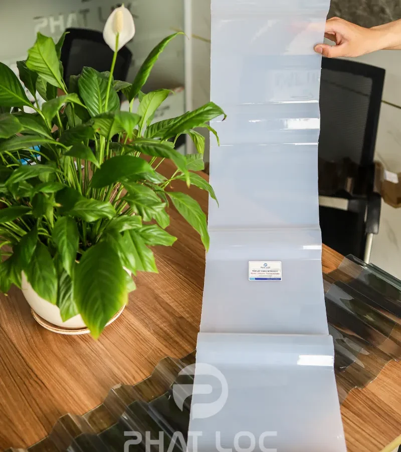 tam nhua lay sang polycarbonate mau trang duc dang song anh 1