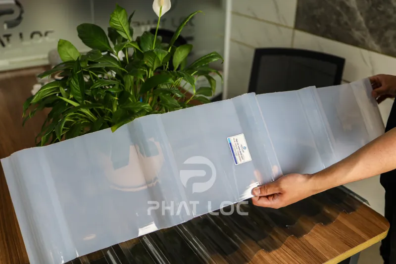 tam nhua lay sang polycarbonate mau trang duc dang song anh 3