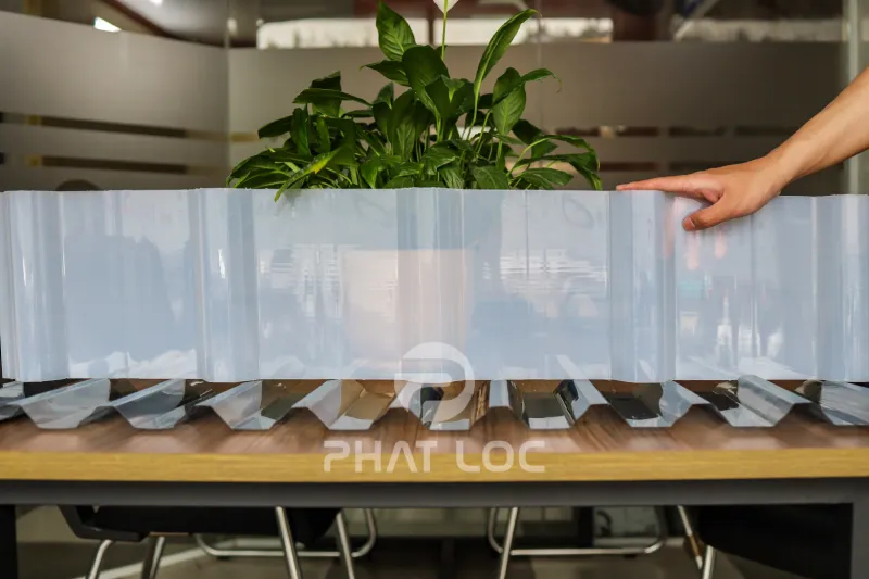 tam nhua lay sang polycarbonate mau trang duc dang song anh 5