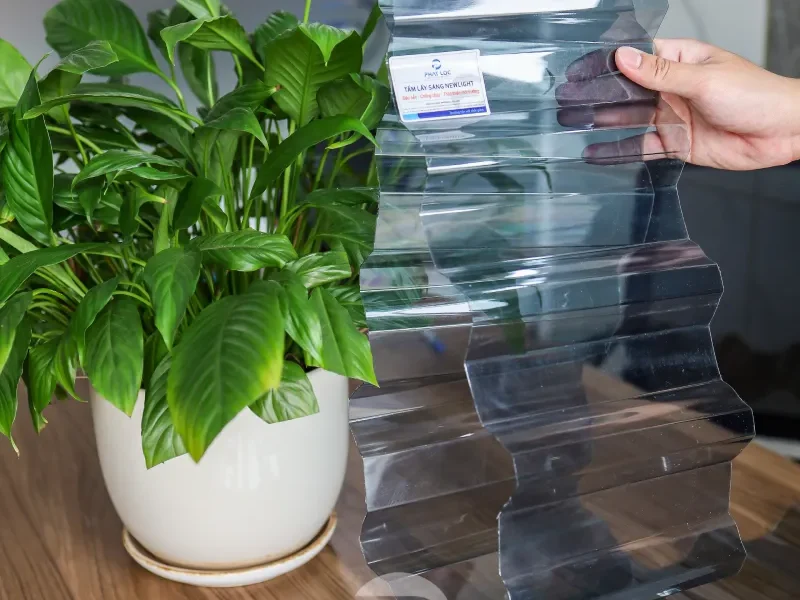 tam nhua lay sang polycarbonate mau xam khoi dang song anh 2