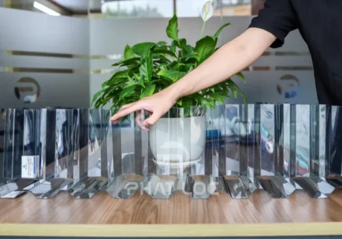 tam nhua lay sang polycarbonate mau xam khoi dang song anh 4