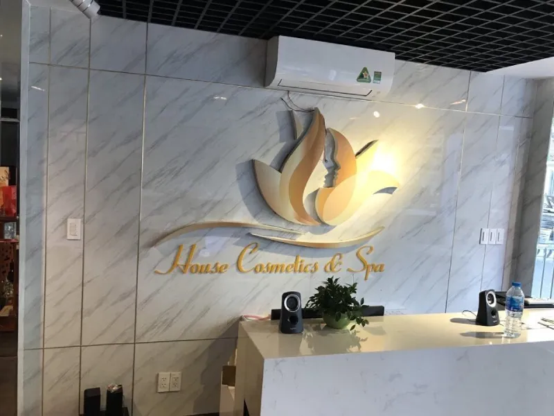 Tấm Nhựa PVC Ốp Tường Là Gì? Ưu Điểm, Ứng Dụng Kèm Bảng Giá Chi Tiết Năm 2025 7 Showroom, cửa hàng, quán cafe, spa