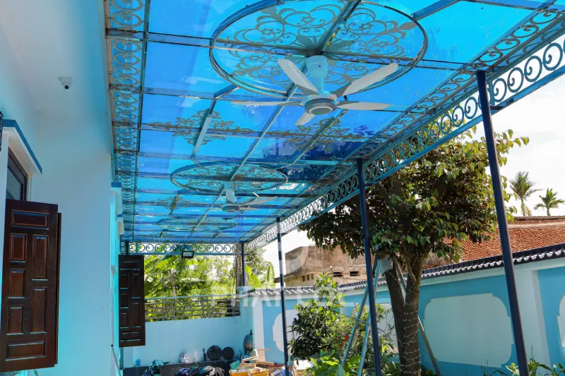 Dự Án Lắp Đặt 100m2 Mái Nhựa Lấy Sáng Polycarbonate Đặc Ruột 6mm Màu Xanh Dương Cho Nhà Ở Tại Tỉnh Thái Bình 5 Không gian sau khi hoàn thiện: Thoáng sáng & Thẩm mỹ cao