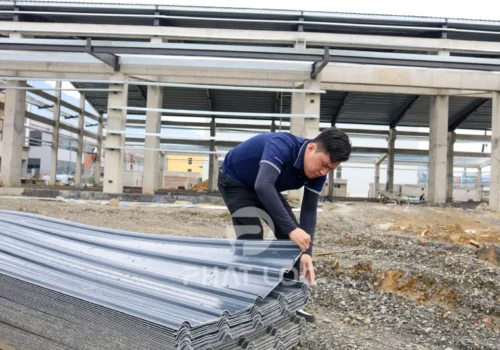 Vách Thưng Tôn Nhựa Cách Nhiệt Tốt Không? Giải Pháp Chống Nóng Tiết Kiệm Chi Phí Năm 2025