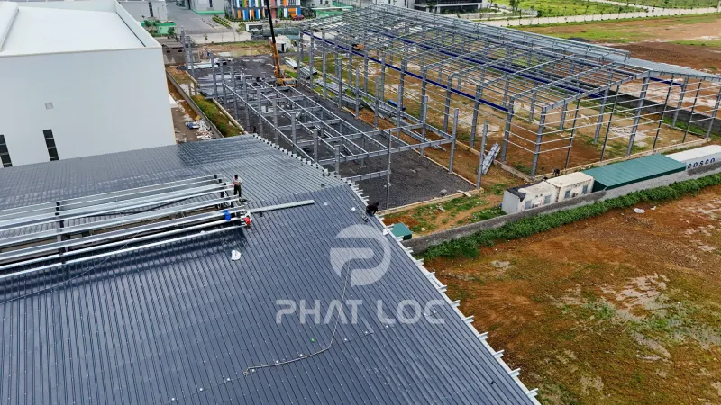 Dự Án Thi Công 6000m² Tôn Nhựa PVC/ASA Eurolines Cho Nhà Máy Sản Xuất Muối Đồng Sun Phát Tại Tỉnh Hòa Bình, Việt Nam 5 Quy trình thi công – Chuẩn mực trong từng giai đoạn