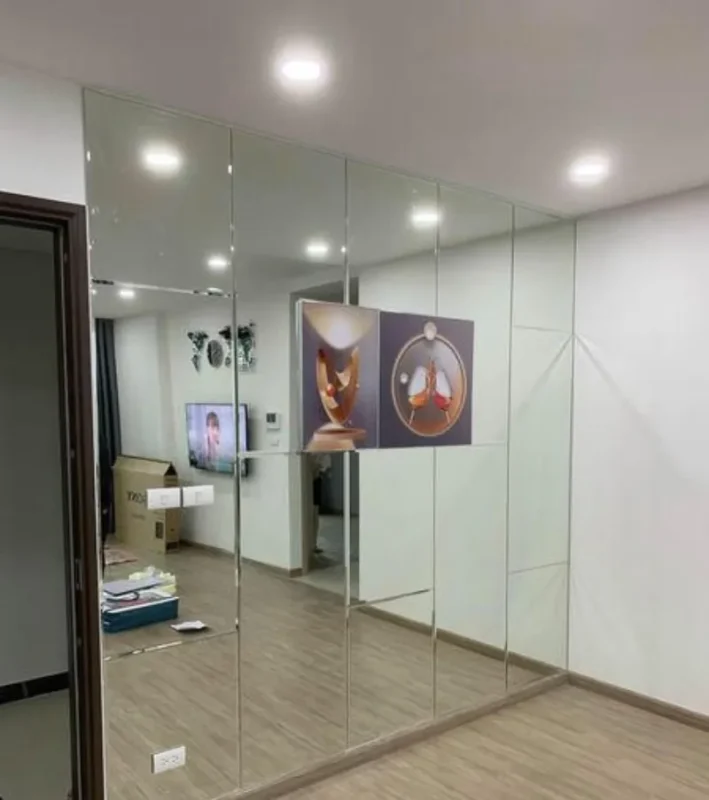 Nên Ốp Tường Bằng Gì? Top 10+ Vật Liệu Ốp Tường Phổ Biến Nhất Cho Mọi Không Gian Hiện Nay 6 Kính cường lực