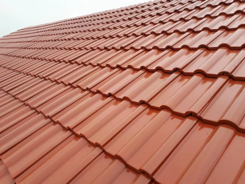 Lợp Mái Ngói Nào Tốt Nhất Hiện Nay? So Sánh 4+ Vật Liệu Phổ Biến & Giải Pháp Thay Thế Tối Ưu 4 Ngói tráng men (Gốm phủ men)