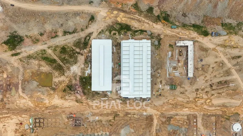 Phát Lộc Hoàn Thiện 10.000m² Tôn Nhựa PVC/ASA Eurolines Cho Nhà Máy Hóa Chất Tại Thanh Hóa 2 Bài toán đặt ra: Mái lợp trong môi trường hóa chất khắc nghiệt