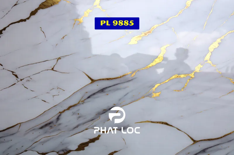 Top 6+ Mẫu Vân Đá PVC Ốp Tường Showroom, Spa Sang Trọng - Siêu Bền - Thu Hút Khách Năm 2025 2 Mẫu 9885 – Vân đá trắng sứ ánh kim: Tinh khôi – Đa dụng – Hiện đại
