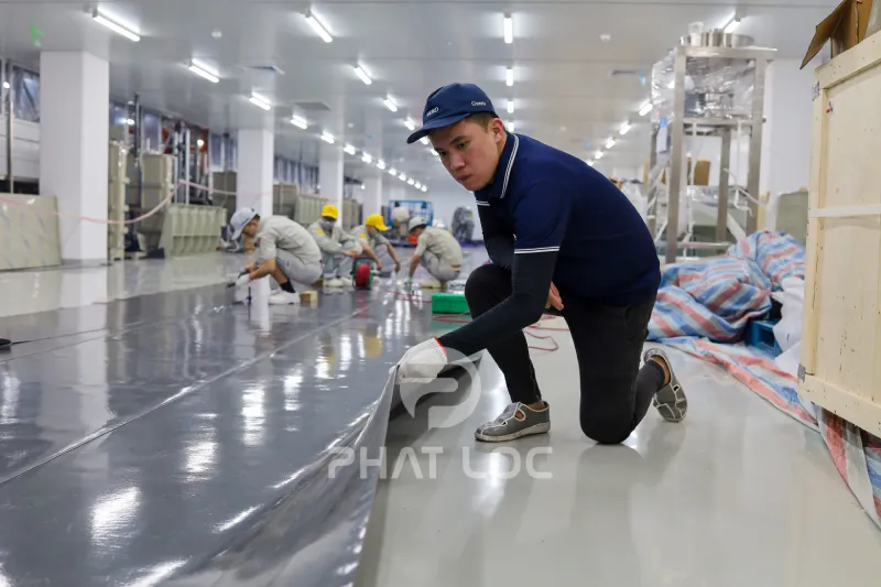Bảng so sánh sàn PVC giảm chấn với các loại vật liệu sàn công nghiệp khác