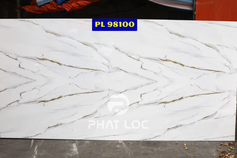 Top 8+ Mẫu Tấm PVC Vân Đá Trắng Ốp Tường Sang Trọng - Hoàn Hảo Cho Không Gian Nhà Ở, Thương Mại 6 Tấm PVC vân đá trắng mẫu 98100 – Trắng kem pha vàng nhẹ