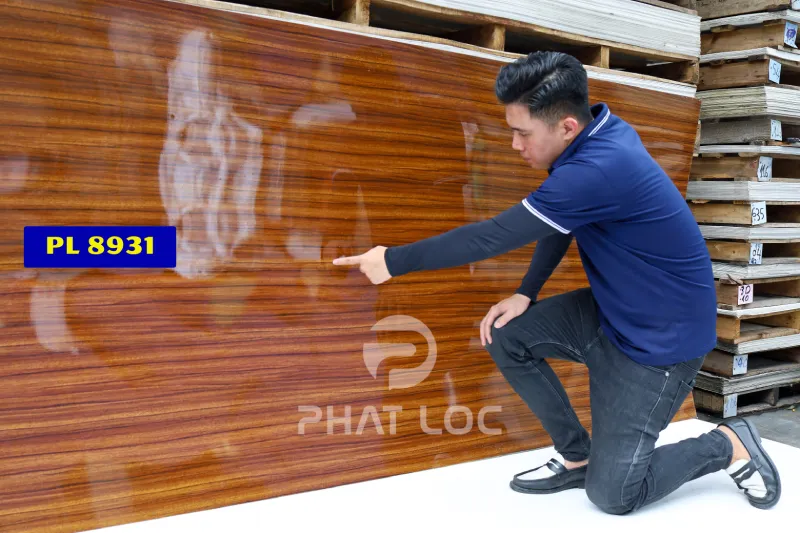 4+ Mẫu Nhựa Ốp Tường Vân Gỗ Chất Lượng Cao Đầu Năm 2026 2 Mẫu 1 – Nhựa ốp tường vân gỗ nâu đậm sang trọng