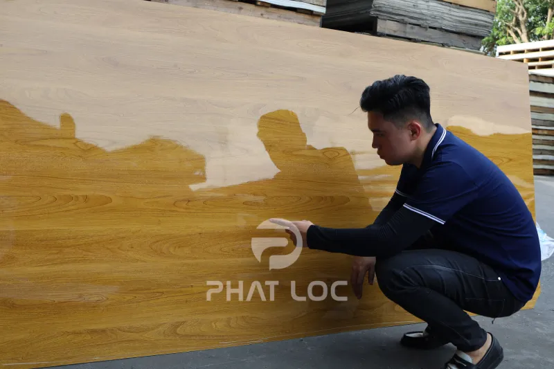 Kinh nghiệm chọn mua tấm nhựa ốp tường vân gỗ chất lượng