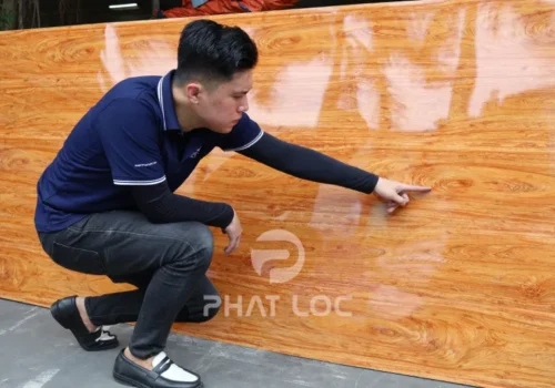 Bảng Giá Tấm PVC Vân Gỗ: 2.4, 2.6, 2.8, 3.0mm | 1220 x 2440mm | Chiết Khấu 20% Tháng 11/2025 1 Bảng Giá Tấm PVC Vân Gỗ: 2.4, 2.6, 2.8, 3.0mm | 1220 x 2440mm | Chiết Khấu 20% Tháng 11/2025