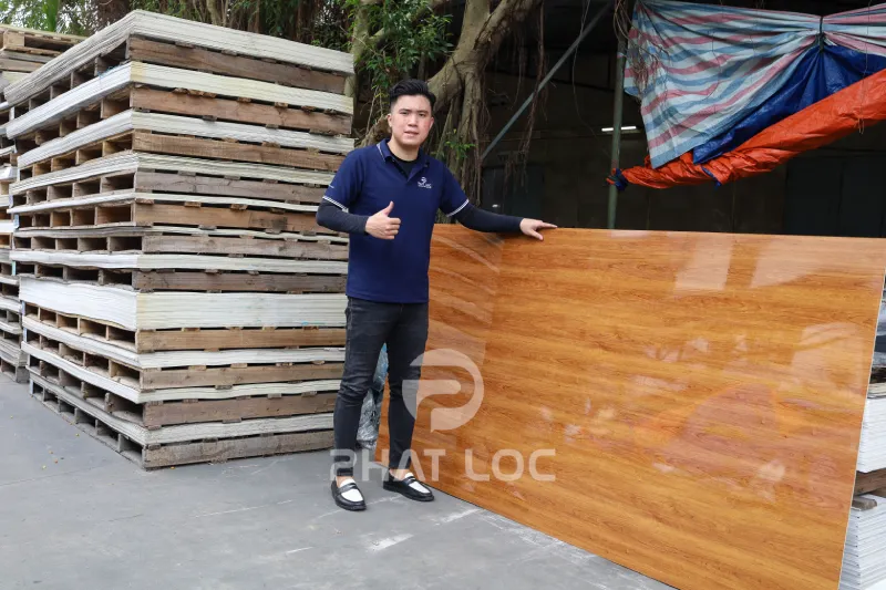 Tấm nhựa ốp tường vân gỗ là gì?