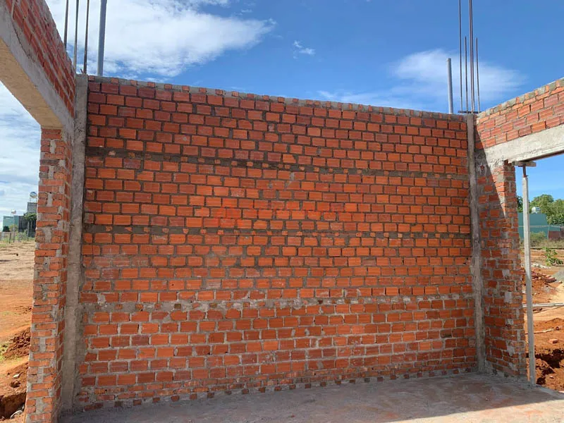 Tường xây (Gạch đỏ, gạch block hoặc gạch xi măng)