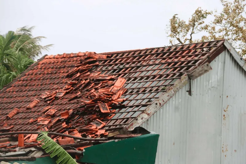 Vì sao mái ngói dễ bị tốc trong bão?
