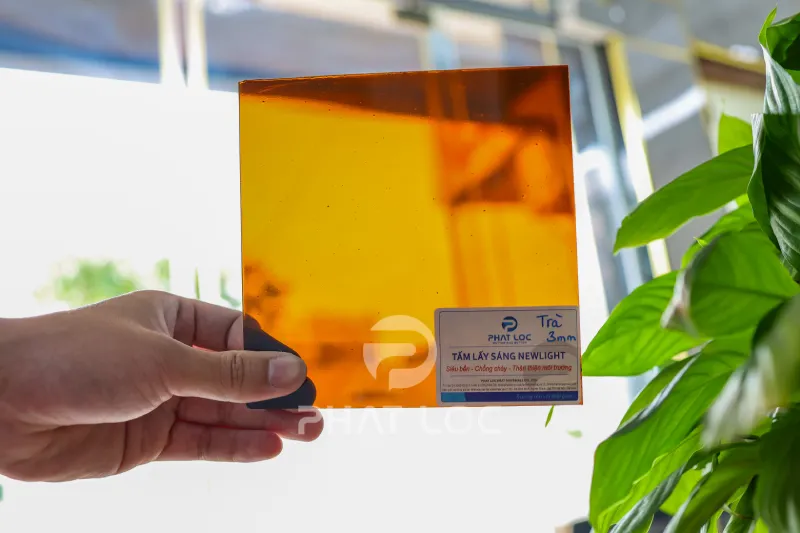 Khi nào nên – không nên dùng Poly màu trà lợp mái?