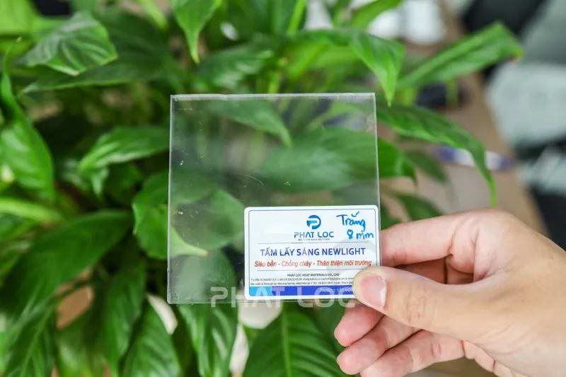 Tấm nhựa trắng trong suốt Polycarbonate là gì trong ngành vật liệu hiện đại?